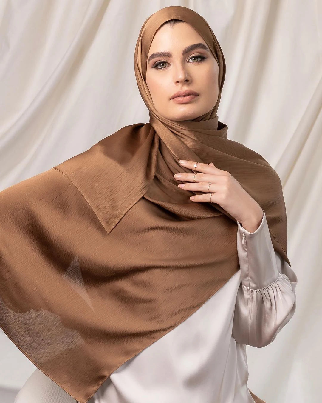 Long Trendy Silk Crepe Hijab Hot Selling Satin Crinkle Hijab for Muslim Women Satin Hijab Islamic Headscarf